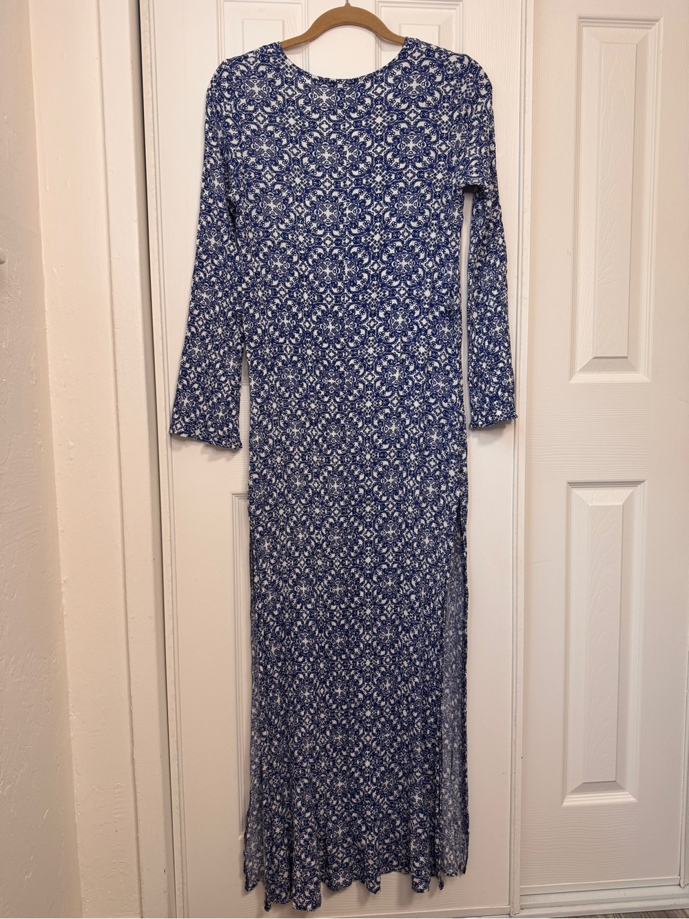 Lulu's blue medallion maxi dress - Picture 4 of 4
